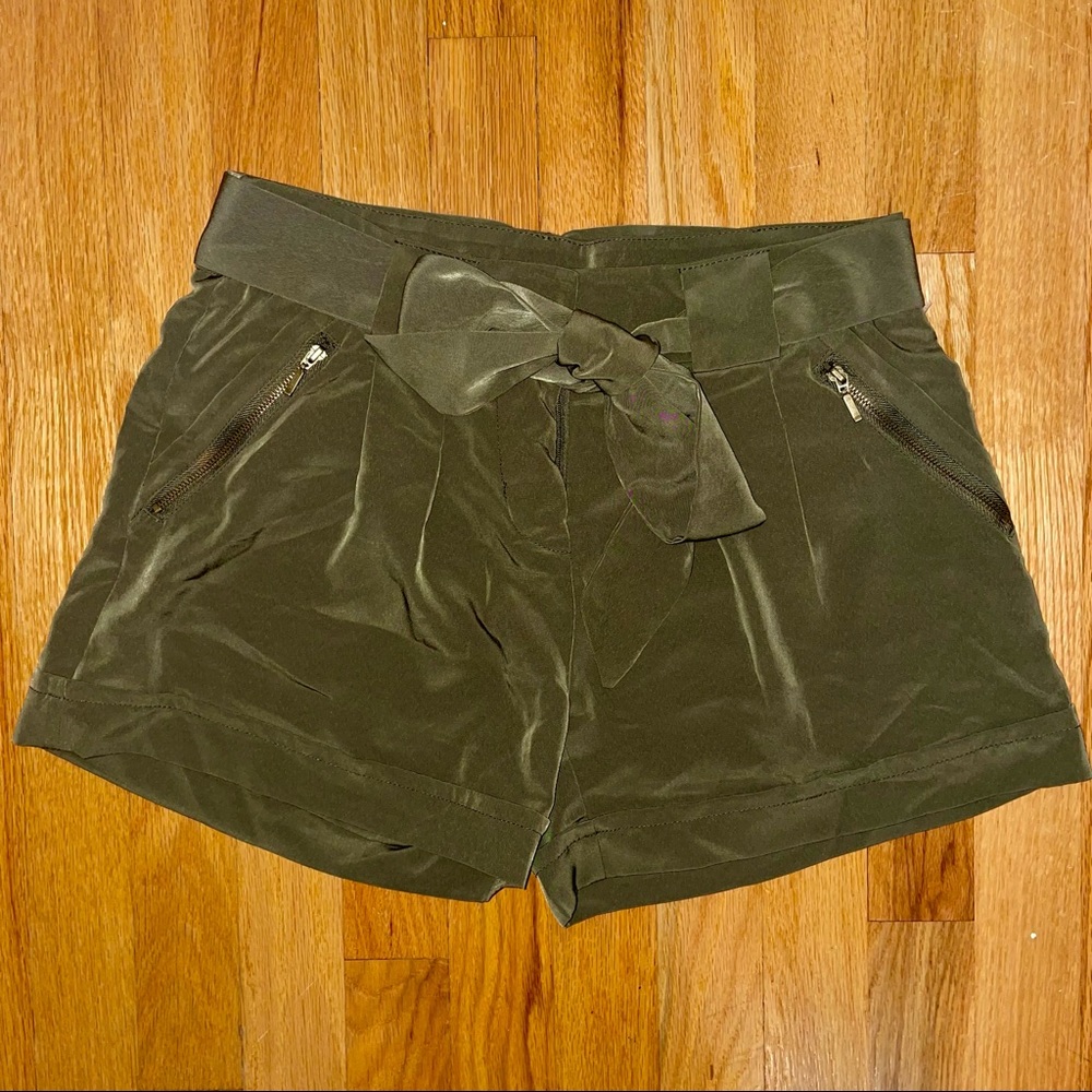 Xoxo Pleated Zipper Bow Olive Pocket Shorts Size S